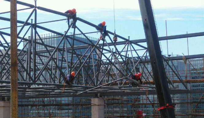 浦东论网架装配施工中搭设脚手架应当留神的事故